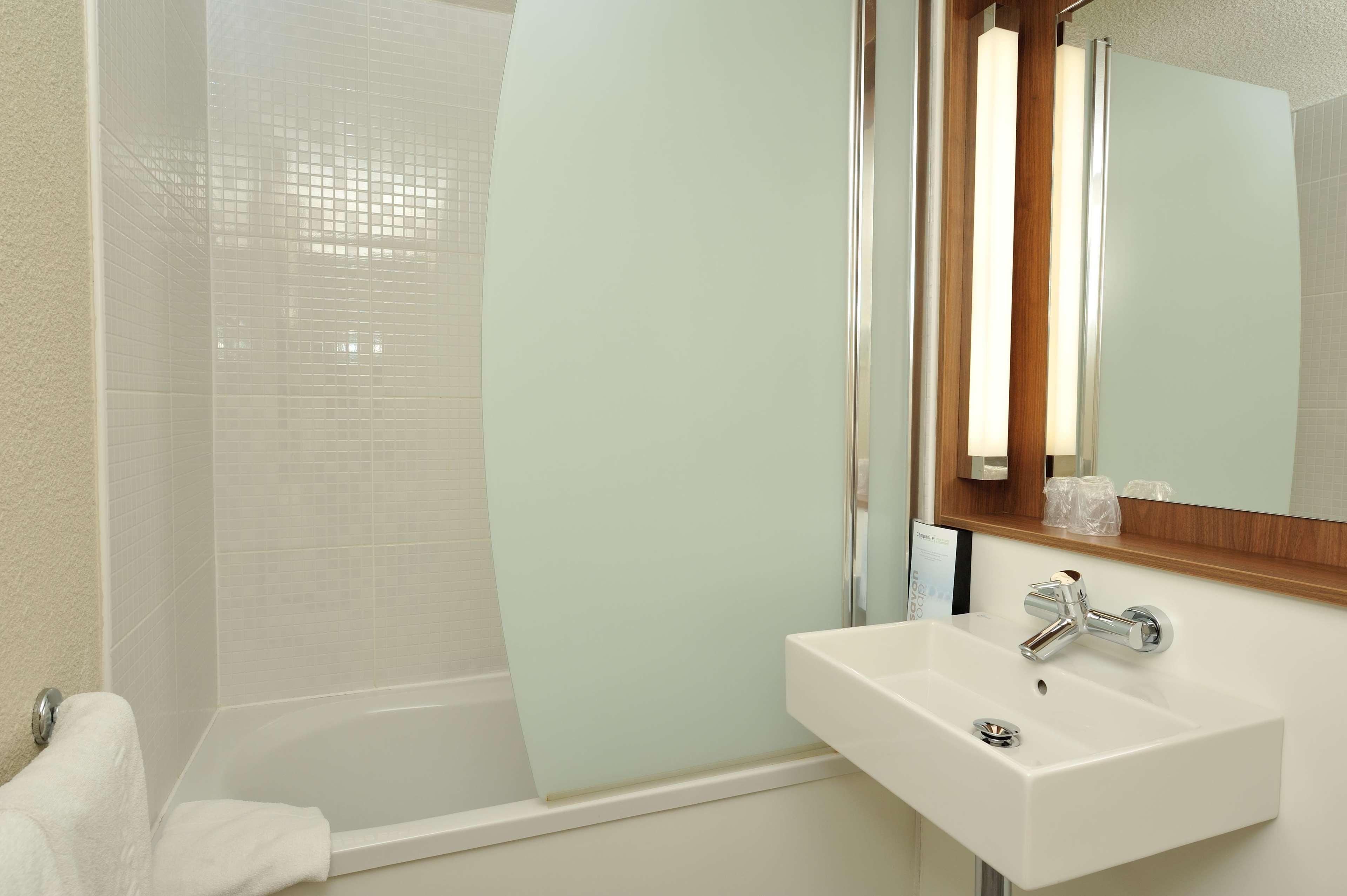 Hotel Campanile Saint Quentin Esterno foto